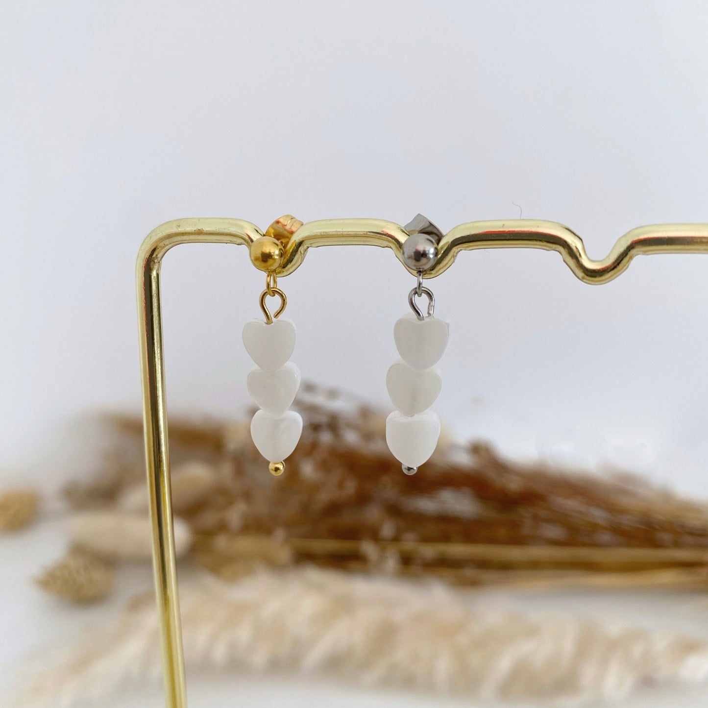 Boucles d'oreilles pendante avec perles de coeur blanc