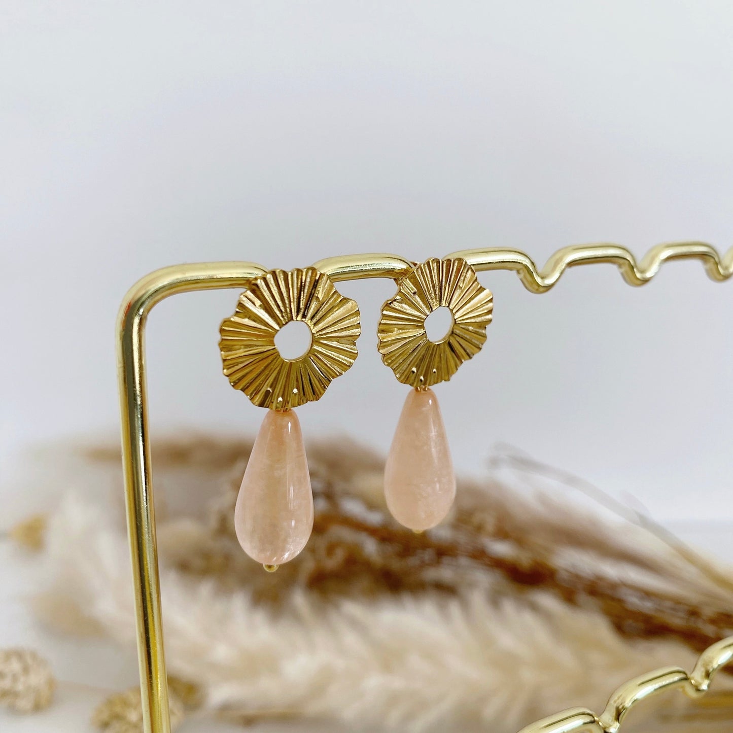 Boucles d'oreilles acier inoxydable doré fleur avec goutte en résine