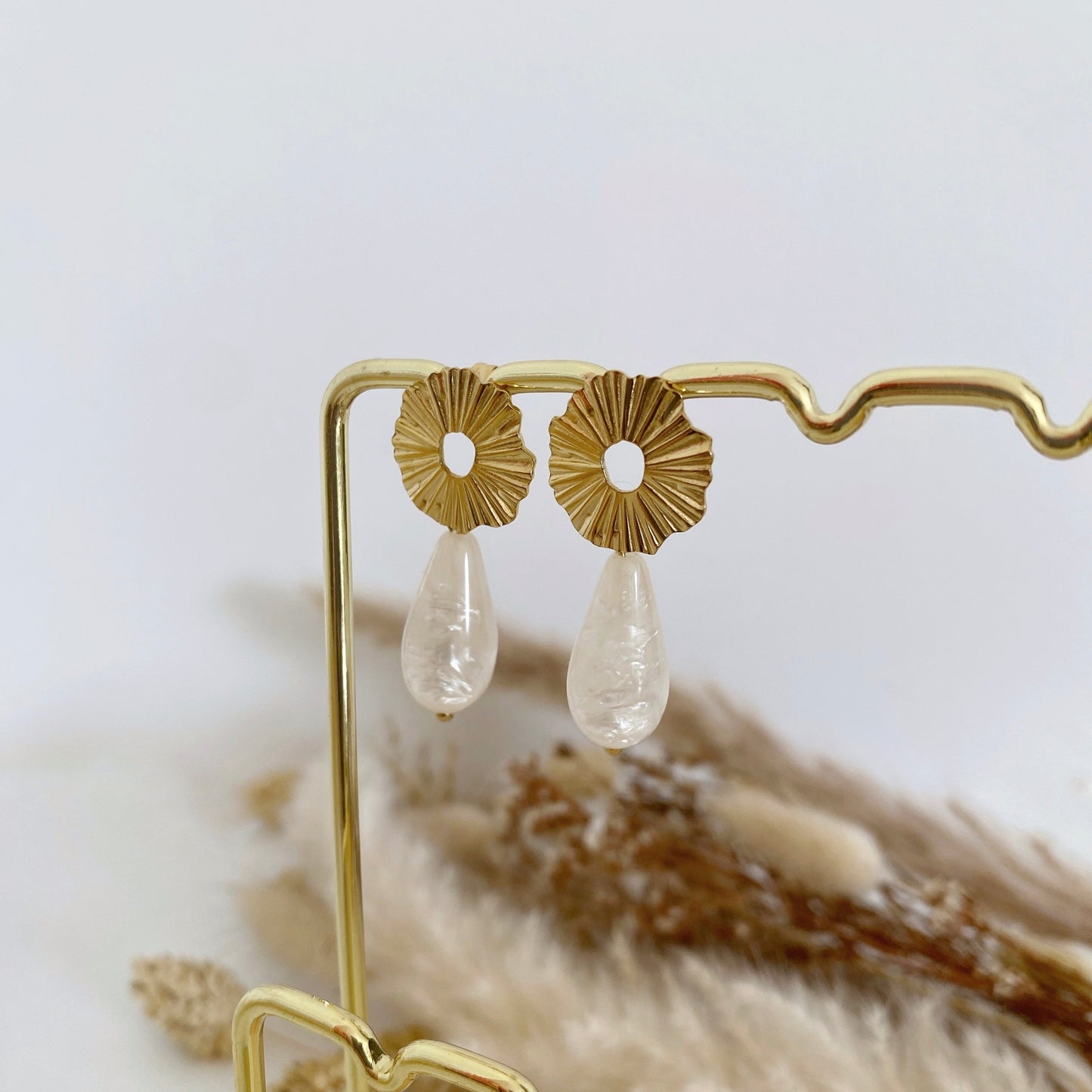 Boucles d'oreilles fleur doré avec goutte résine nacré blanche