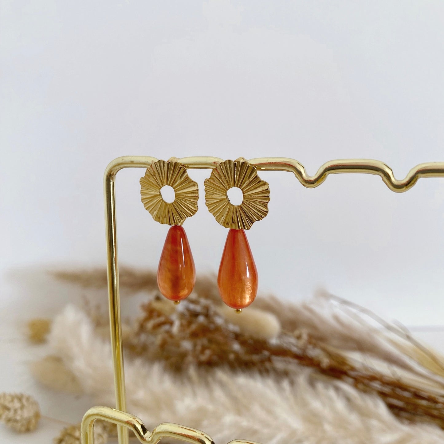 Boucles d'oreilles fleur doré avec goutte en résine orange 