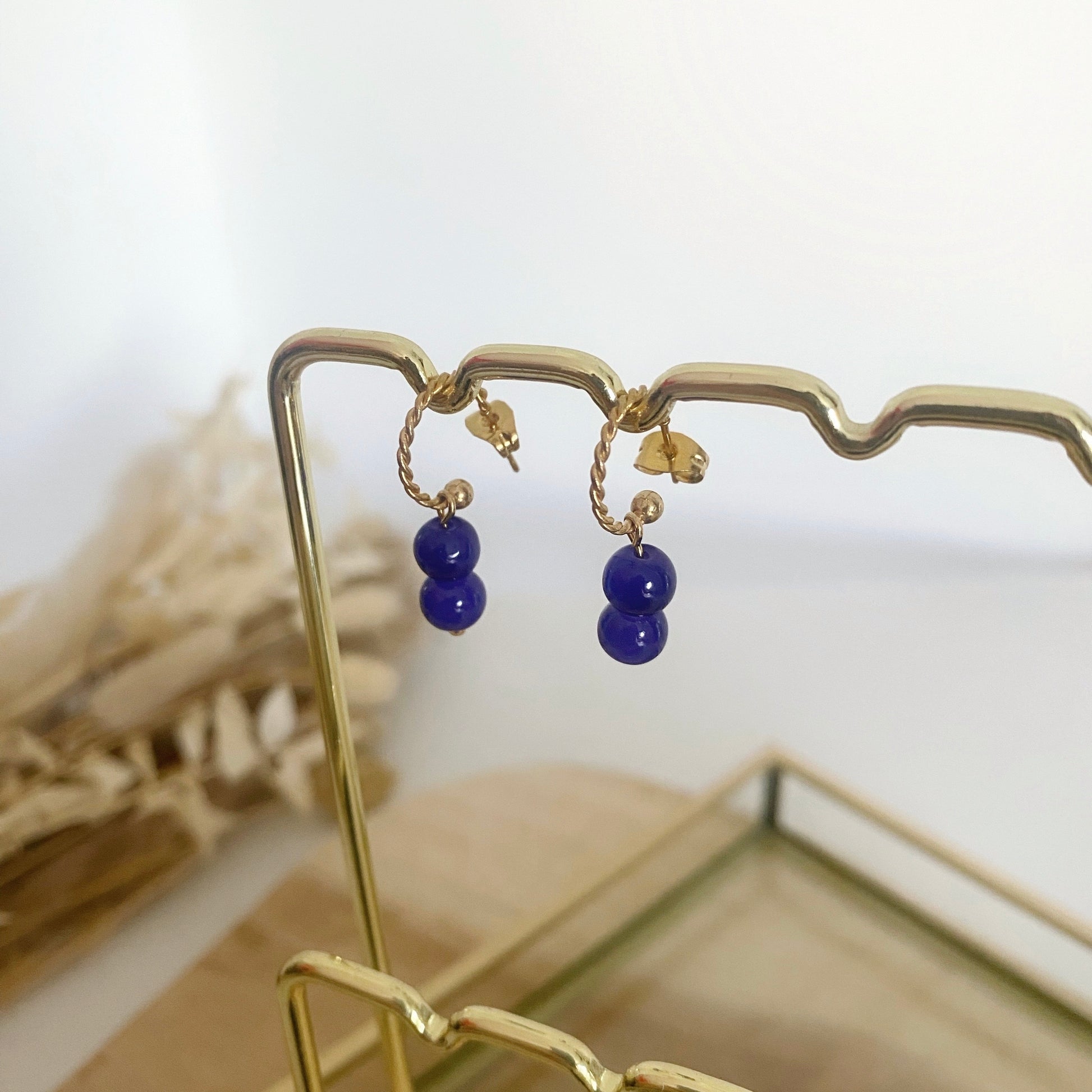 boucles d'oreilles femme demi créoles avec grosses perles bleues acier inoxydable doré