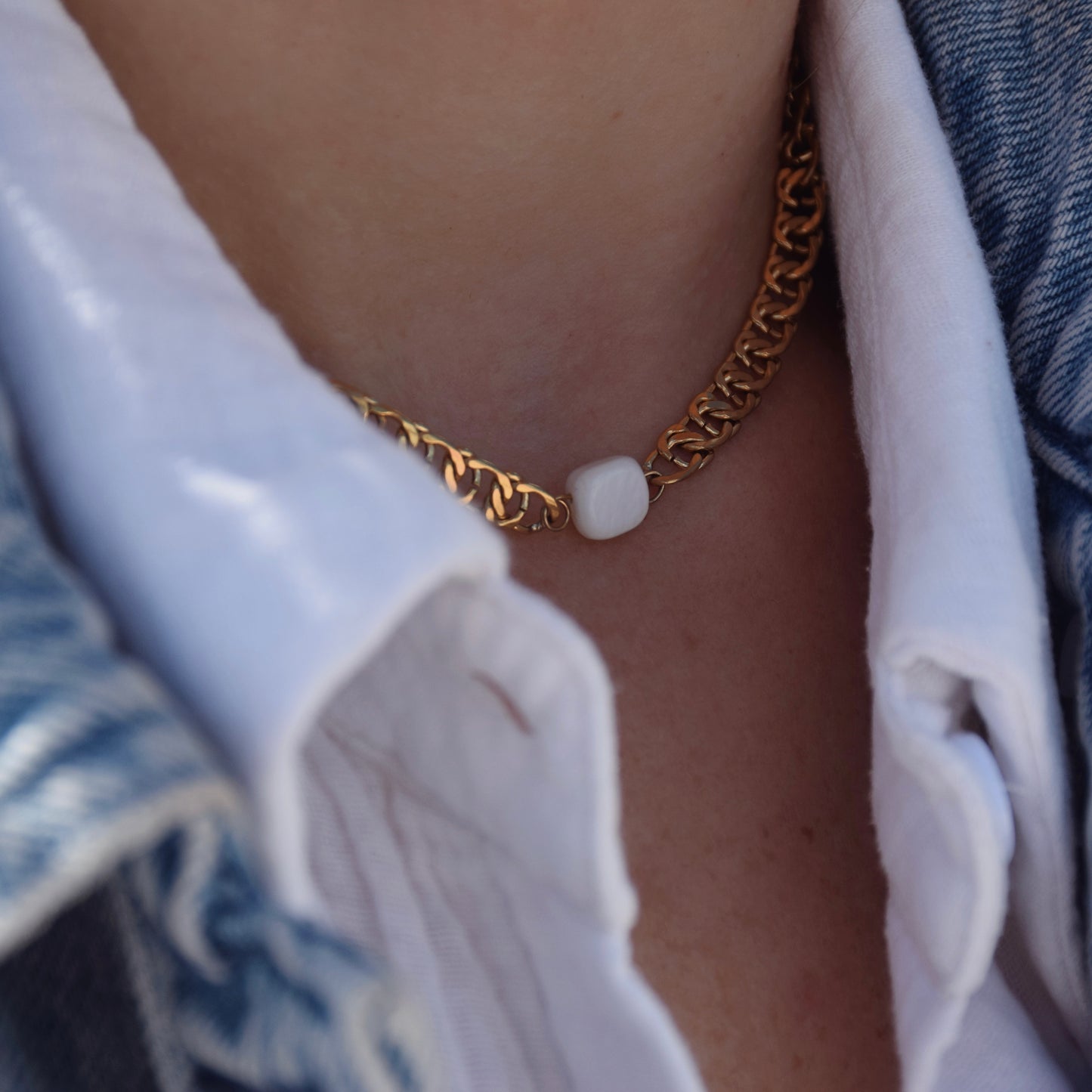 Collier tendance - maille vintage et perle blanche coquillage
