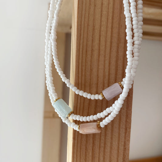 collier blanc et pierre naturelle colorée