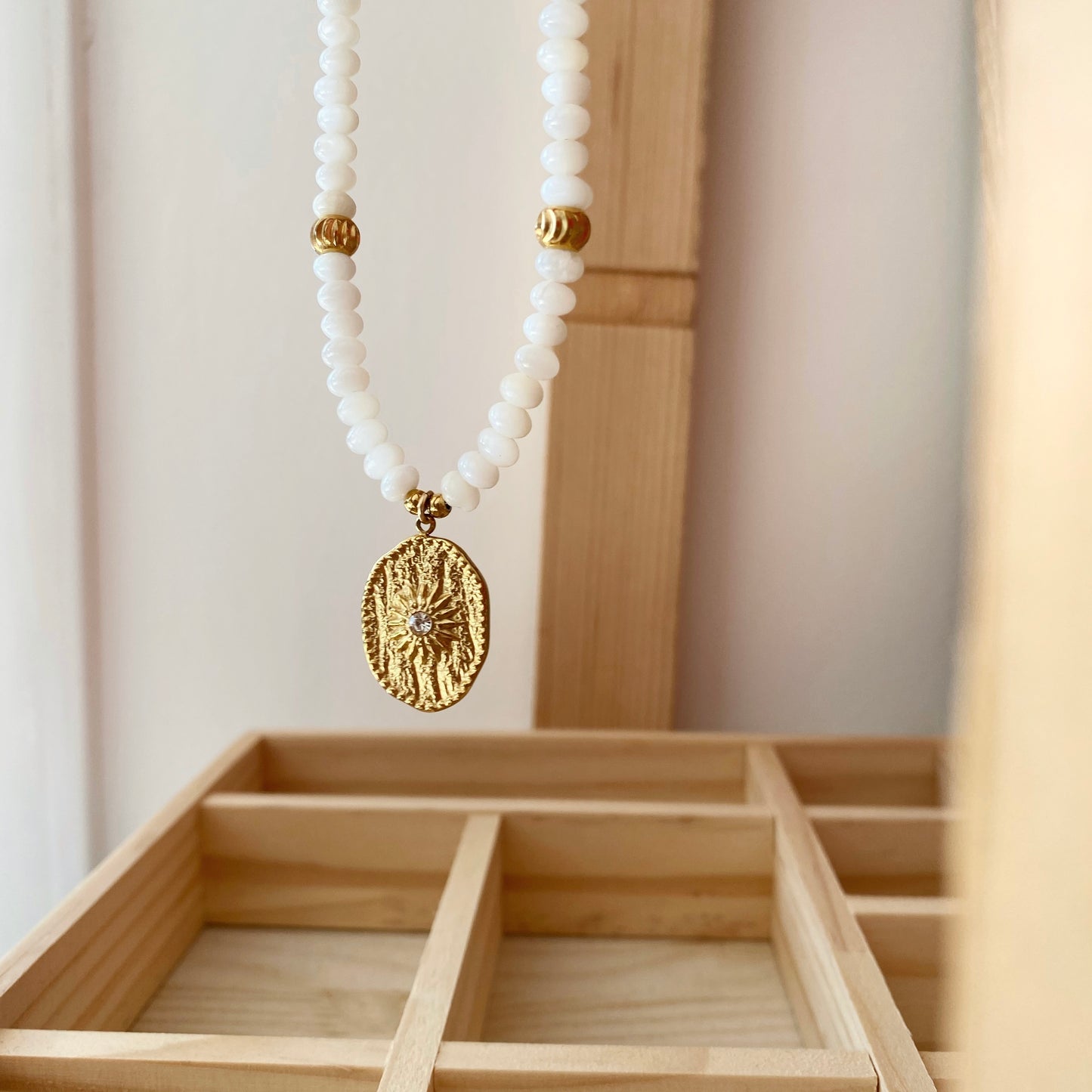 Collier blanc avec pendentif en strass et perles blanches coquillage
