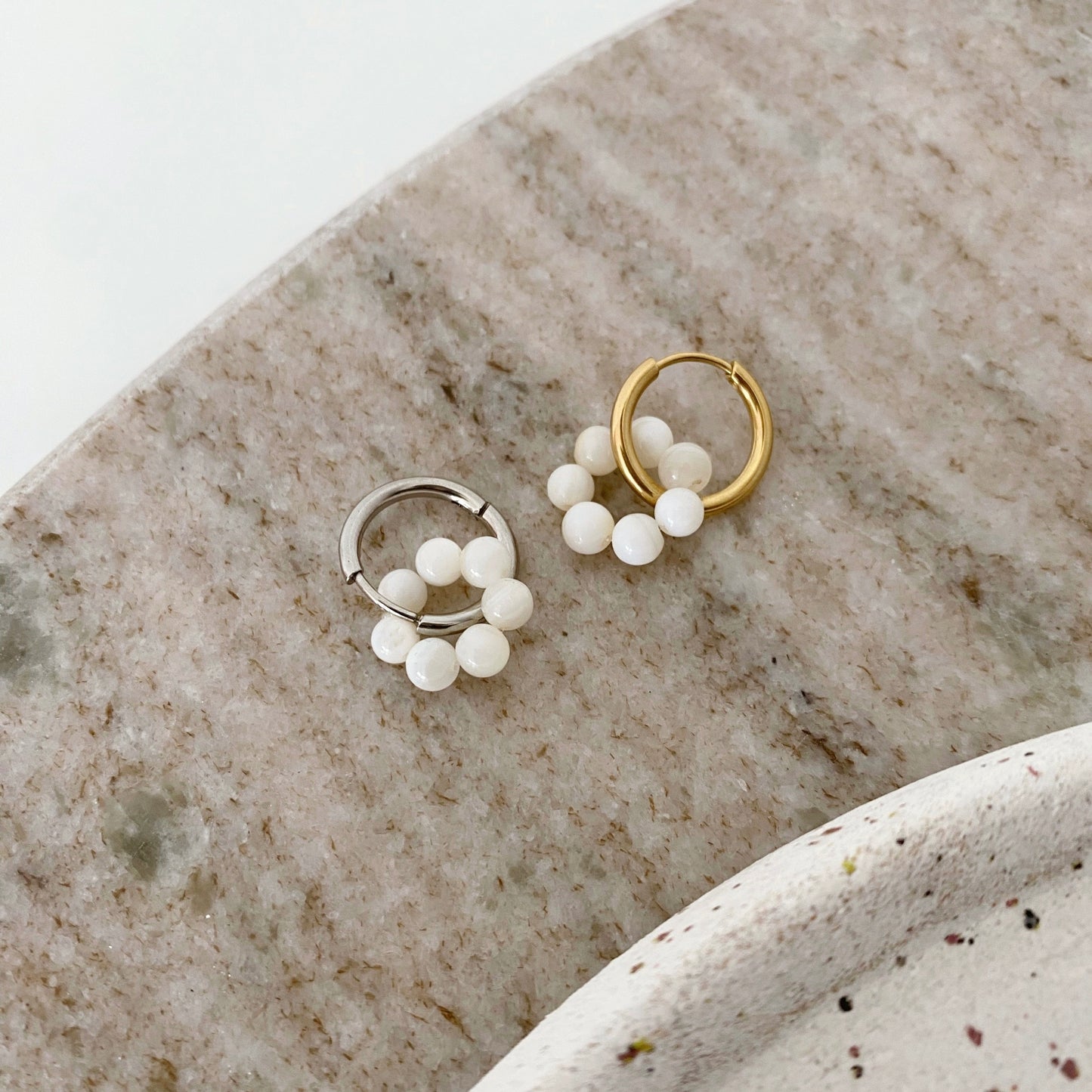 boucles d'oreilles petites créoles avec anneaux de perles blanches.